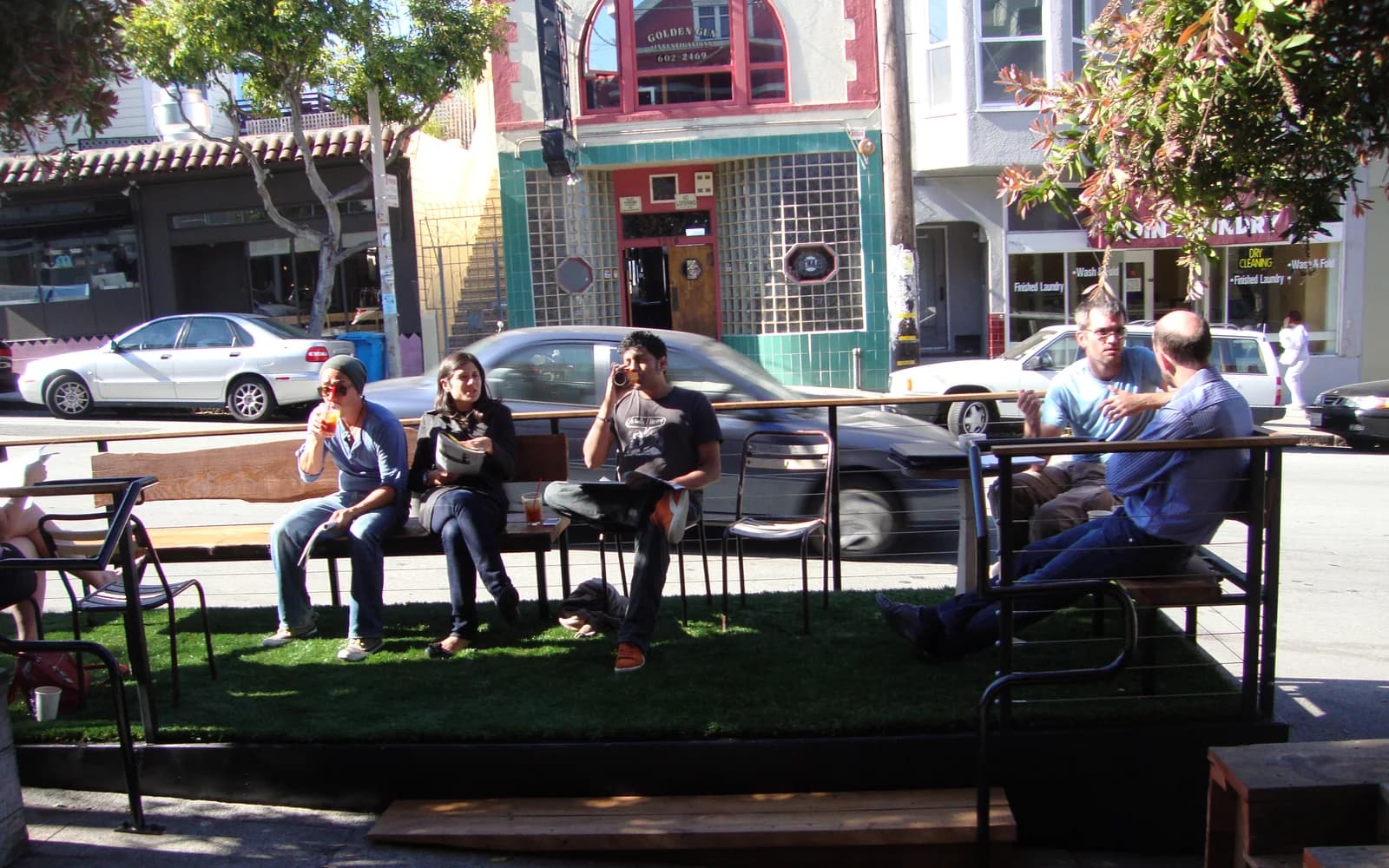 Farley’s Potrero parklet and exterior at 1315 18th St (2011). Great Streets · CC BY-SA 2.0 · Flickr. Adapted: cropped, resized, WebP; derivative CC BY-SA 2.0.