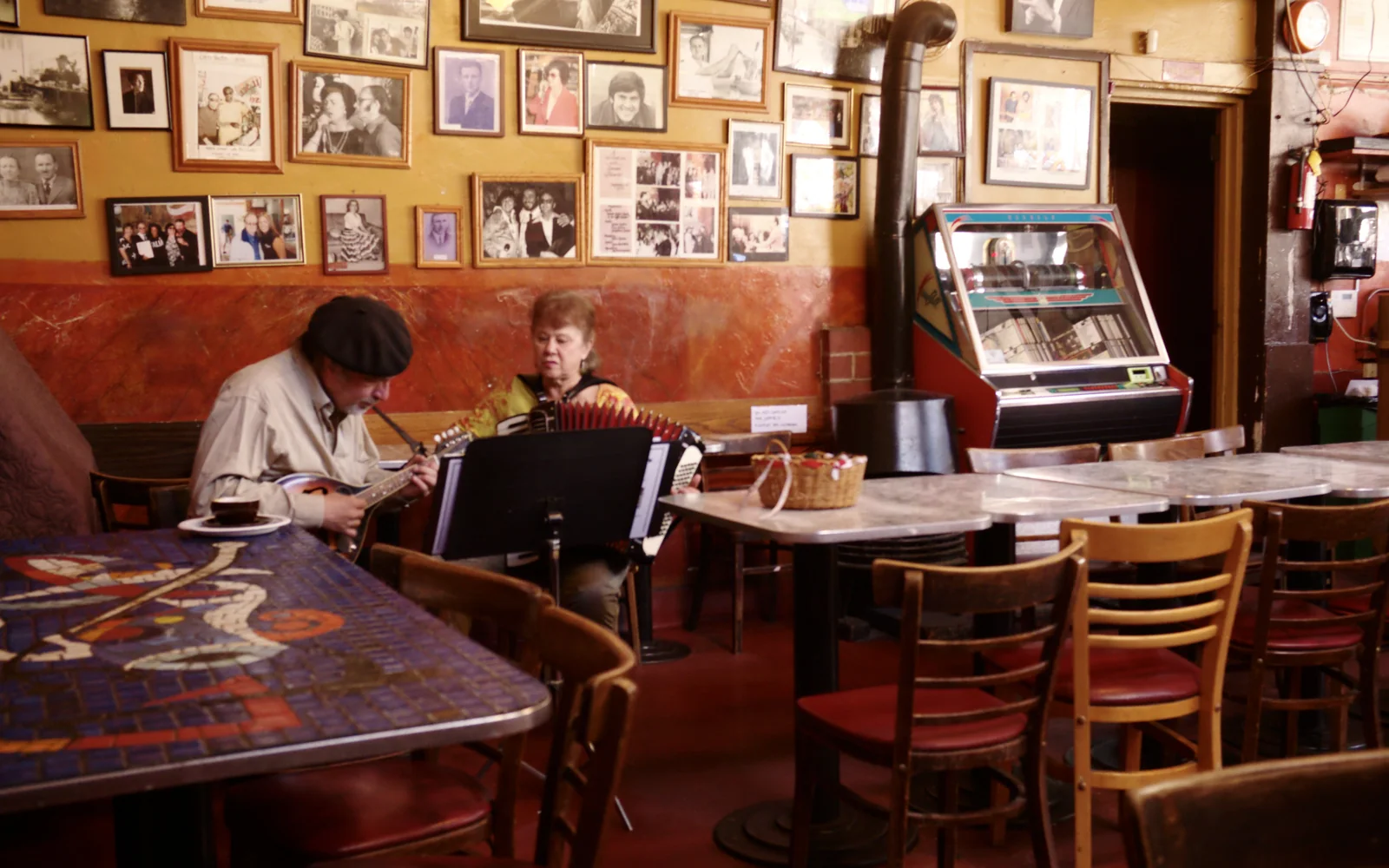Caffe Trieste in October 2016. Photo by Nicolas Vigier · CC0 · Wikimedia Commons. Adapted: cropped, resized and converted to WebP.